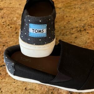 Tom’s canvas loafer style